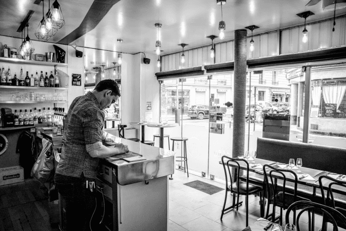 Best Sports Bars in Paris - Le Petit Hameau - Bistrot à l'ancienne