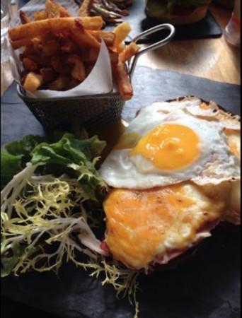 Best Sports Bars in Paris - La Cave Café