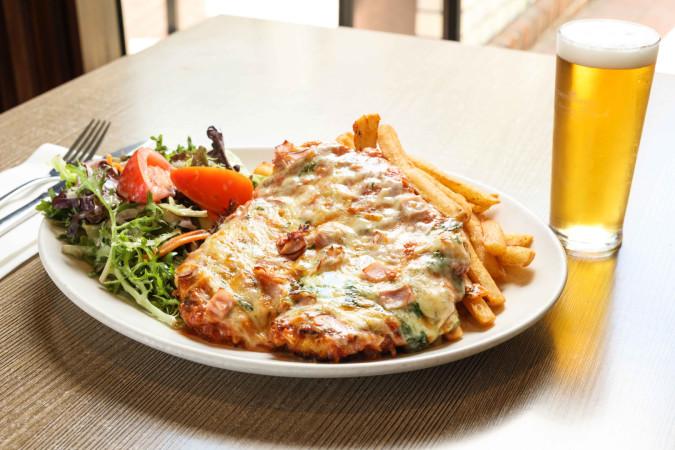 Best Sports Bars in Kew - Harp Of Erin Hotel