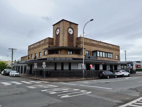 Best Sports Bars in Hamilton - Sydney Junction Hotel