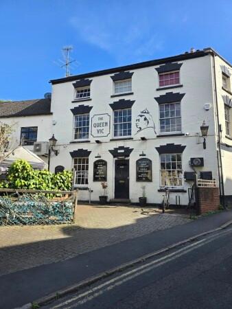Best Sports Bars in Stroud - The Queen vic