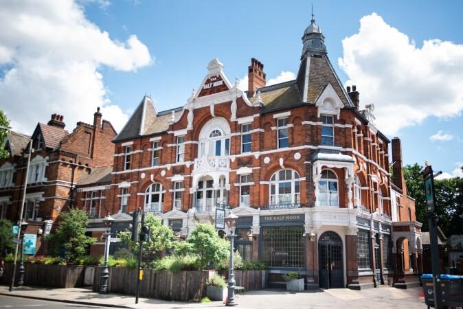 Best Sports Bars in London - Half Moon
