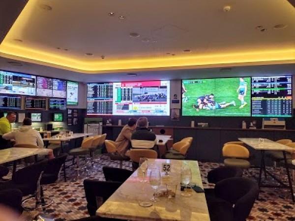 Best Sports Bars in SURFERS PARADISE - Diggers And Sports