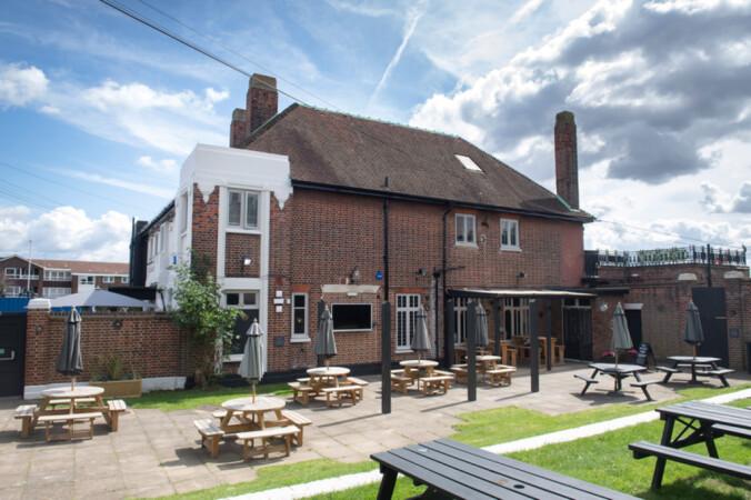 Best Sports Bars in Ilford - Old Maypole Barkinside