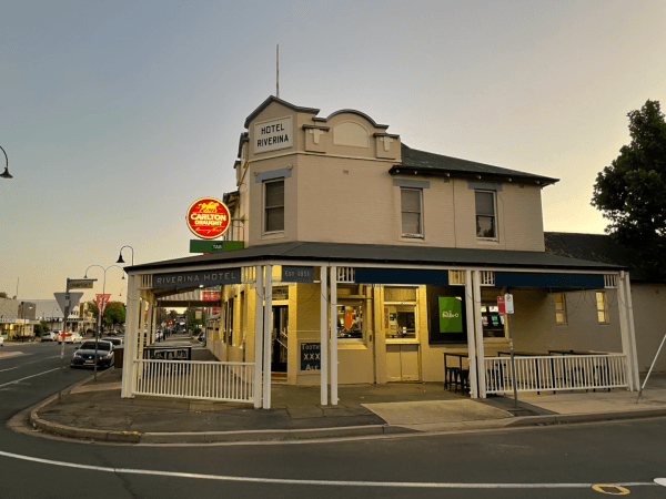 Best Sports Bars in Wagga Wagga - Riverina Hotel Wagga Wagga