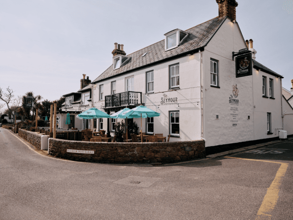 Best Sports Bars in Jersey - The Seymour Inn