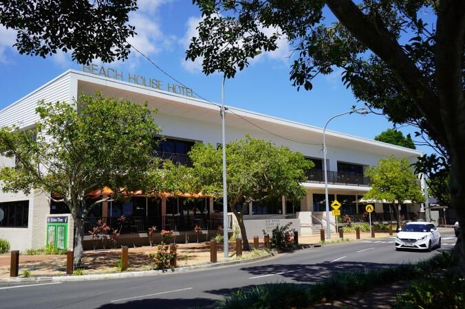 Best Sports Bars in Scarness - Beach House Hotel Hervey Bay