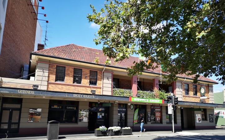 Best Sports Bars in Wollongong - Dicey Riley’s Hotel