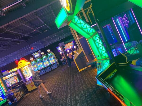 Best Sports Bars in Manchester - Dave & Busters @ Manchester Nh