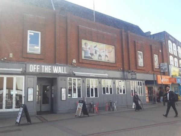 Best Sports Bars in Luton - Off The Wall Luton