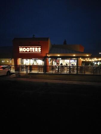 Best Sports Bars in Phoenix - Hooters @ Metro Center