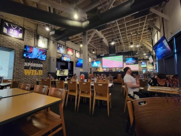 Best Sports Bars in Petaluma - Buffalo Wild Wings @ Petaluma, Ca