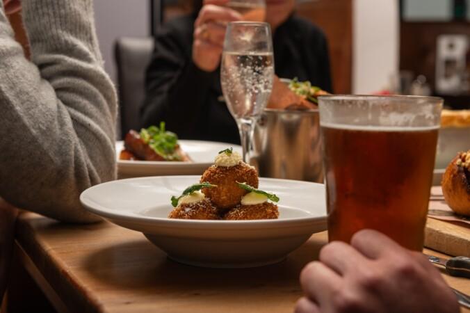 Best Sports Bars in Redwood - Coasters Tavern