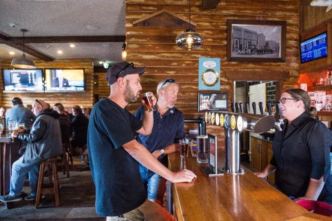 Best Sports Bars in Redwood - Coasters Tavern