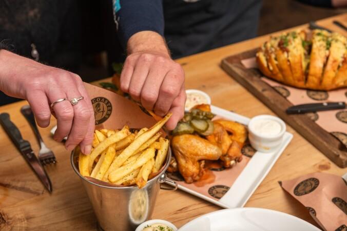 Best Sports Bars in Redwood - Coasters Tavern