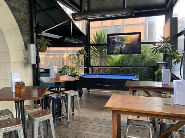 Best Sports Bars in Queenstown - Walter's Tavern