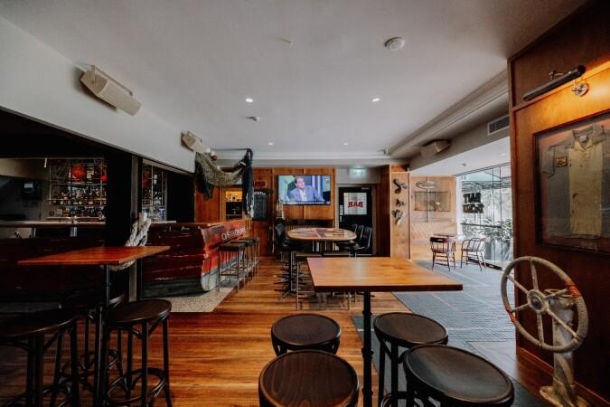 Best Sports Bars in Sandgate - The Full Moon Hotel