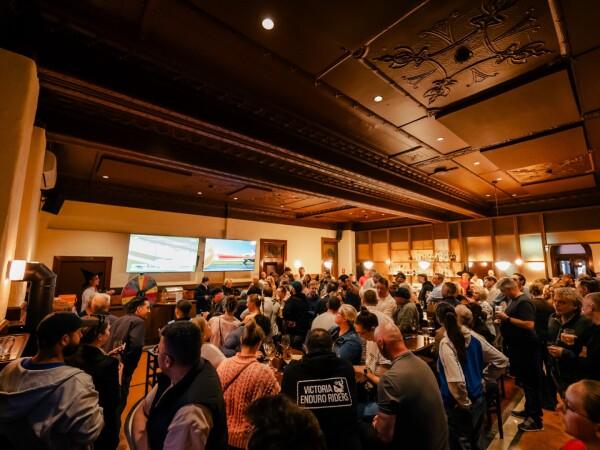 Best Sports Bars in Hawthorn - Beehive Hotel