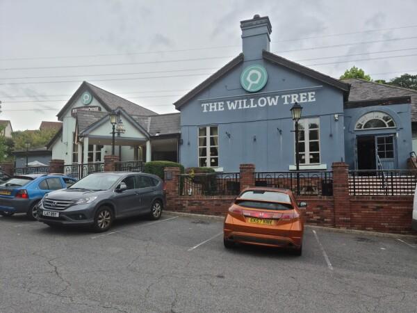 Best Sports Bars in Torbay - Willow Tree