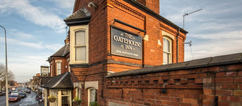 Best Sports Bars in Lincoln - Gatehouse Inn