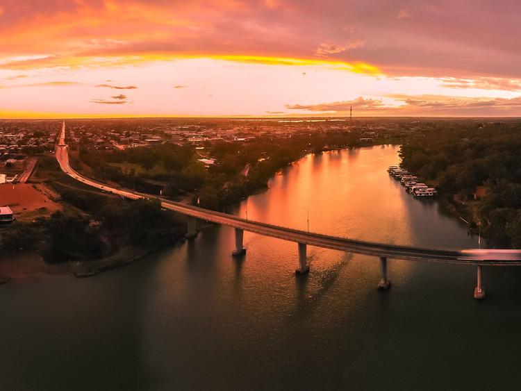 Mildura's outstanding sports bars and pubs are waiting to be discovered. Hop on FANZO to check them out. 