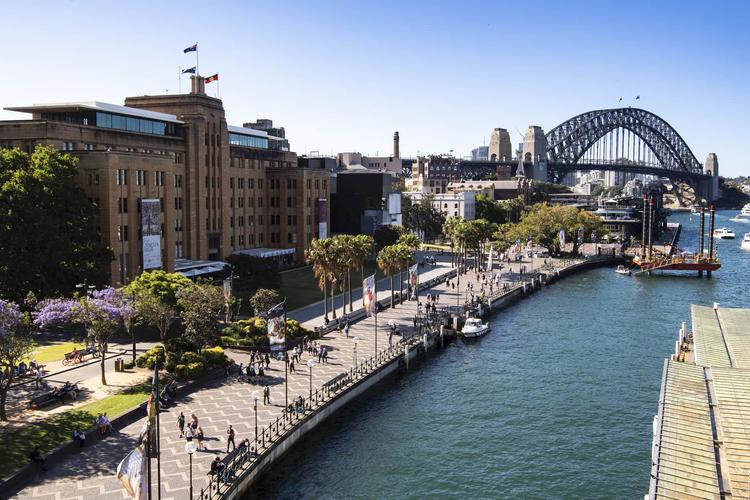 Discover pubs showing live sport in Circular Quay