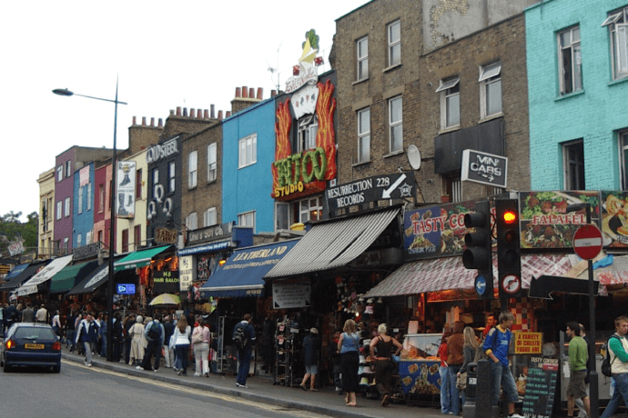 Known for its edgy, alternative vibe, Camden is a favourite among fans who enjoy a more relaxed setting. Its sports pubs offer a mix of cosy atmospheres and HD screens for catching every moment of the action. 
