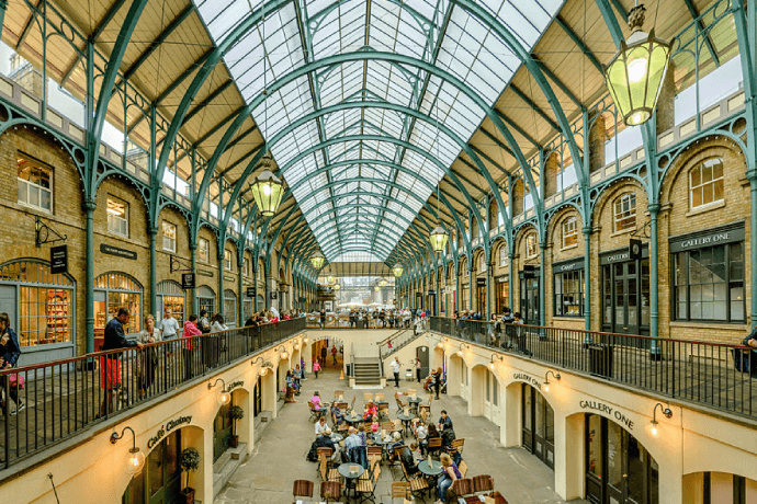 Covent Garden is where elegance meets tradition, offering historic pubs and HD screens to watch your favorite sports. With its lively streets and refined venues, it’s the perfect spot to combine game day with a chic atmosphere.