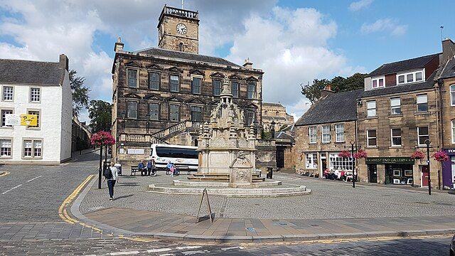 For a great Scottish matchday experience, Linlithgow High Street has welcoming pubs filled with fans enjoying football, rugby, and other top sporting events.